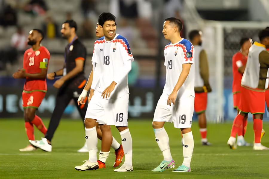 Niềm vui của các cầu thủ Thái Lan sau trận hoà 0-0 trước Oman ở lượt trận thứ hai.