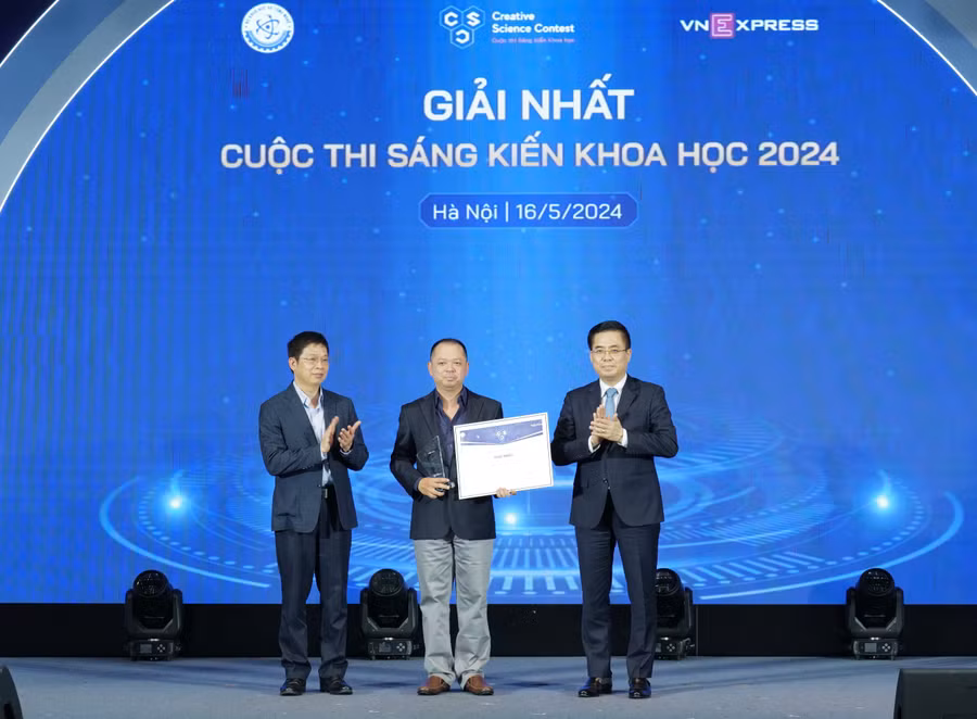 PGS.TS Nguyễn Đình Quân đại diện nhóm tác giả nhận Giải Nhất, cuộc thi Sáng kiến khoa học năm 2024.