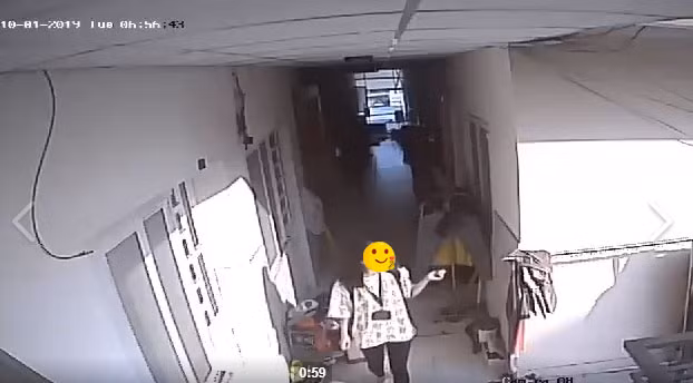 Cô gái bình thản đi dạo 4 tầng lầu chung cư, dọn dẹp vài chiếc điện thoại và laptop hộ các chủ nhà không khóa cửa