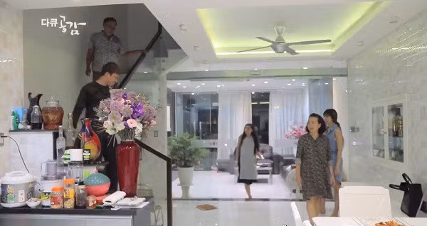 Không gian bên trong nhà rộng rãi và được trang trí chủ đạo bằng gam màu trắng.