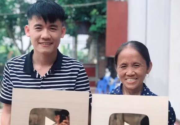 Hưng Vlog và mẹ là bà Tân Vlog.