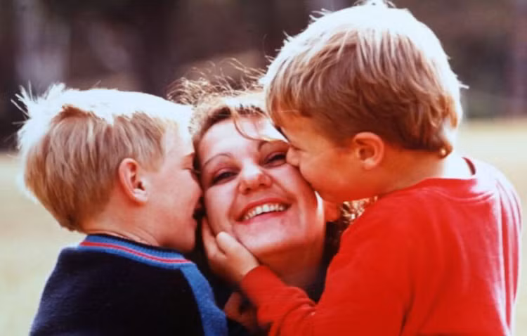 Hai đứa bé khi còn thân thiết với mẹ Megs.