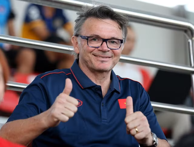 Huấn luyện viên Philippe Troussier hướng tới World Cup cho tuyển Việt Nam. Huấn luyện viên Philippe Troussier hướng tới World Cup cho tuyển Việt Nam.