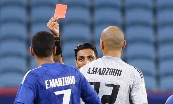 Ebrahim Marzouq nhận thẻ đỏ, U23 Việt Nam được chơi hơn người ở phút 29.