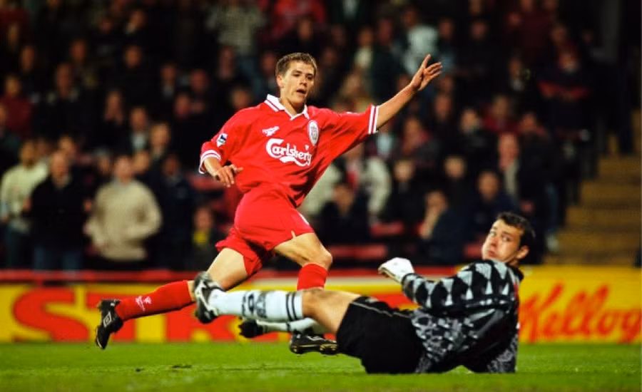 Owen ghi bàn trong trận ra mắt Ngoại hạng Anh cho Liverpool vào tháng 5/1997. Owen ghi bàn trong trận ra mắt Ngoại hạng Anh cho Liverpool vào tháng 5/1997.
