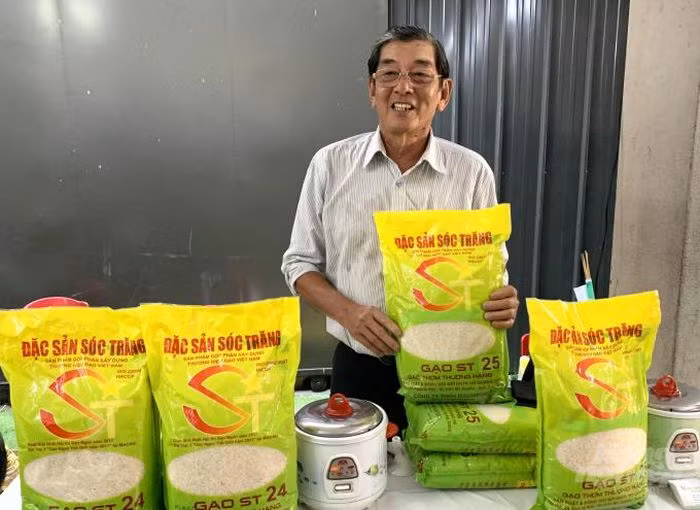 Ông Hồ Quang Cua giới thiệu sản phẩm gạo ST24, ST25.