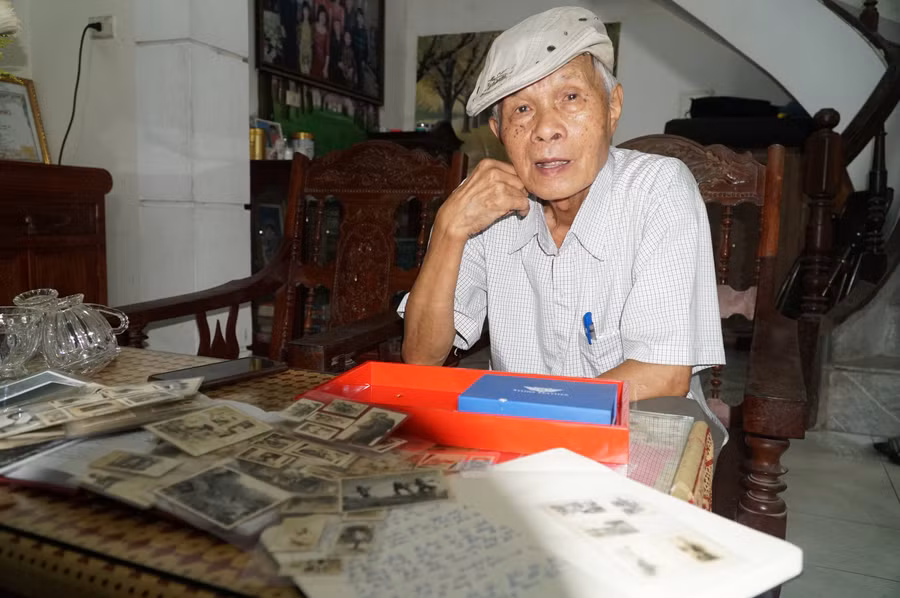 Ông Phan Duy Hương - anh trai liệt sĩ Phan Tứ Kỷ bên một phần kỷ vật em trai để lại.