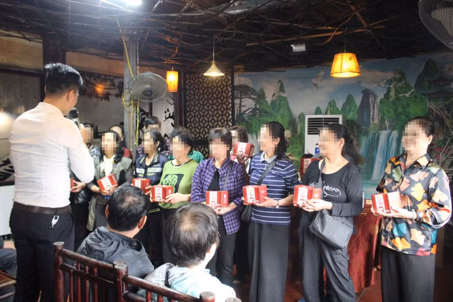 Những người tham gia mua sản phẩm được yêu cầu 'diễn' để phục vụ việc quay phim, chụp ảnh, quảng bá sản phẩm. Những người tham gia mua sản phẩm được yêu cầu 'diễn' để phục vụ việc quay phim, chụp ảnh, quảng bá sản phẩm.