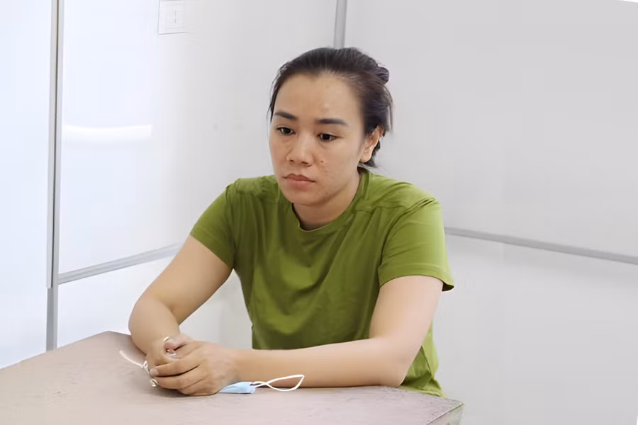 Cán bộ công an lấy lời khai của Lê Thị Hà An. Ảnh: CANA Cán bộ công an lấy lời khai của Lê Thị Hà An. Ảnh: CANA