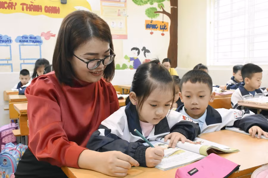 Cô giáo Trương Thị Hiền, Trường Tiểu học Tân Định (Hoàng Mai, Hà Nội). Ảnh minh họa: INT Cô giáo Trương Thị Hiền, Trường Tiểu học Tân Định (Hoàng Mai, Hà Nội). Ảnh minh họa: INT