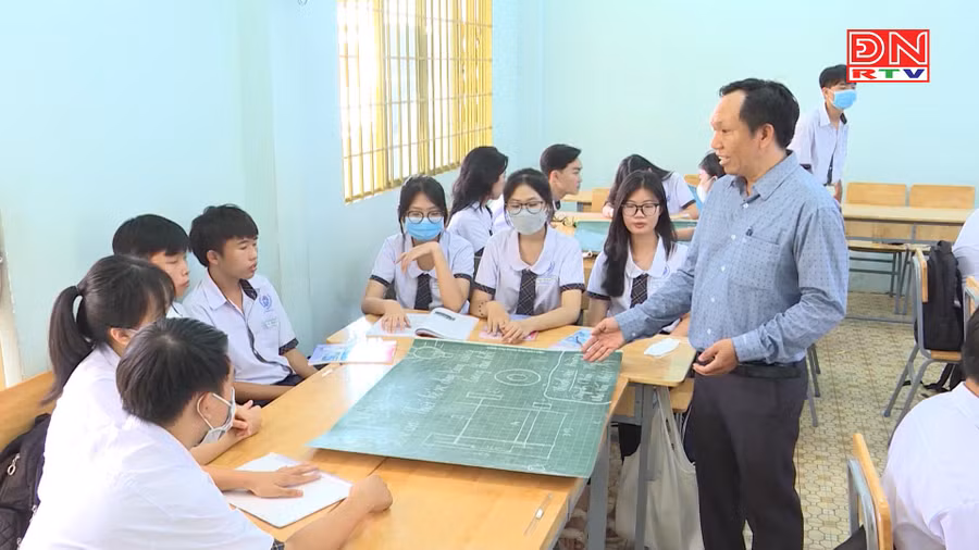 Thầy giáo Nguyễn Thanh Phương, Trường THPT Thống Nhất A (Trảng Bom, Đồng Nai) trong giờ lên lớp. Ảnh minh họa: INT Thầy giáo Nguyễn Thanh Phương, Trường THPT Thống Nhất A (Trảng Bom, Đồng Nai) trong giờ lên lớp. Ảnh minh họa: INT