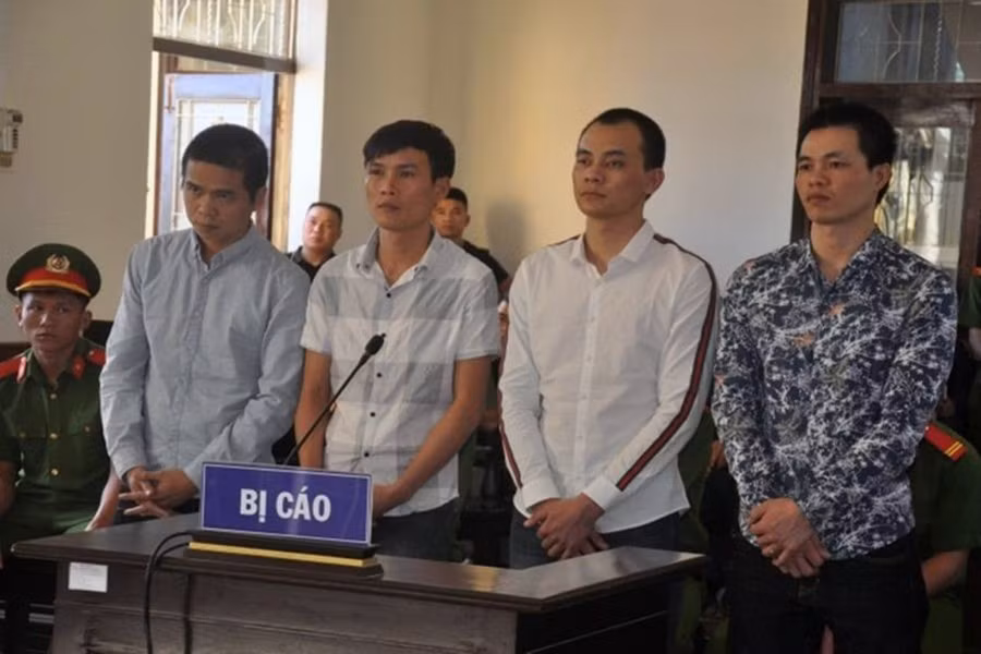 Các bị cáo trước vành móng ngựa.