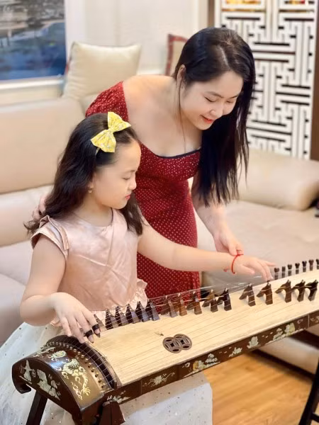 Giảng viên Phương Anh say sưa truyền dạy cho học trò.