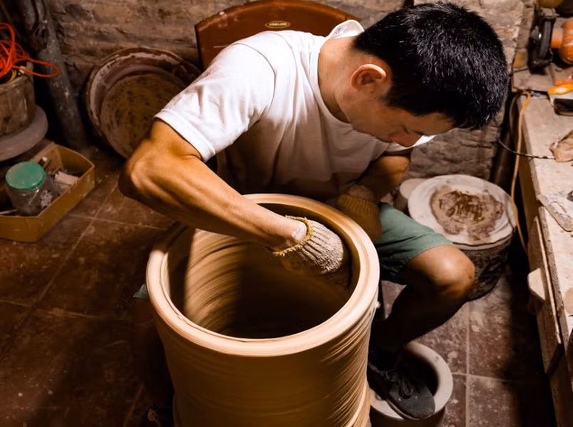Nghệ nhân "khiếm thính" duy trì vốn cổ gốm Bát Tràng ảnh 1