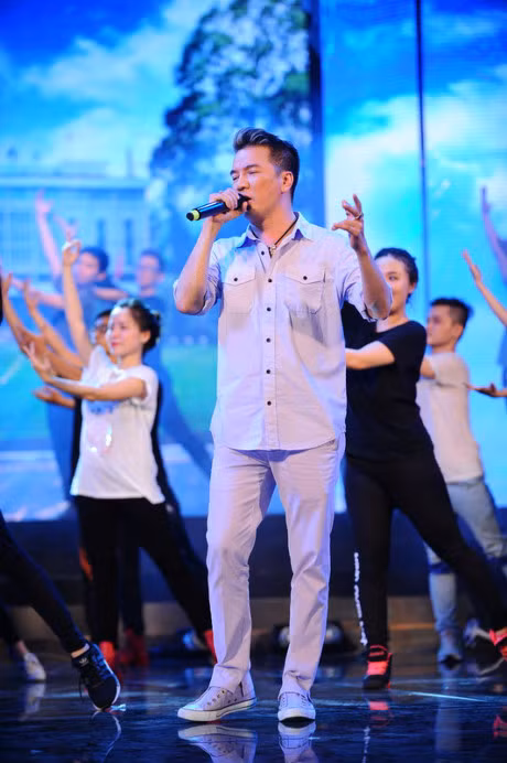 Dang hat nhac do, Dam Vinh Hung bat ngo nhay hiphop - Anh 6