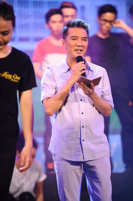 Dang hat nhac do, Dam Vinh Hung bat ngo nhay hiphop - Anh 3