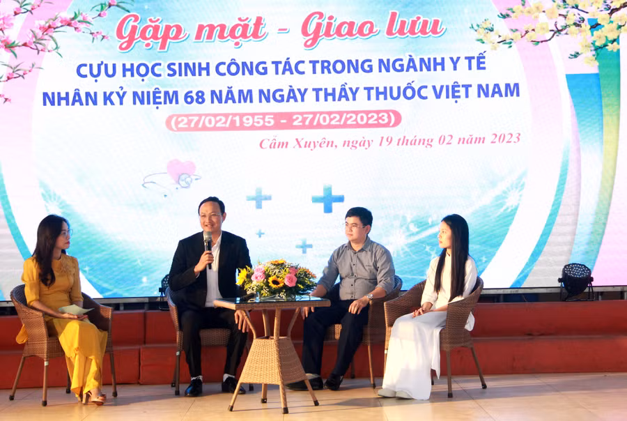 Tọa đàm, giao lưu, chia sẻ của GS.TS.BS Nguyễn Viết Tiến và BS Trần Quốc Khánh cùng giáo viên, học sinh của nhà trường (Ảnh: Hồ Tứ).