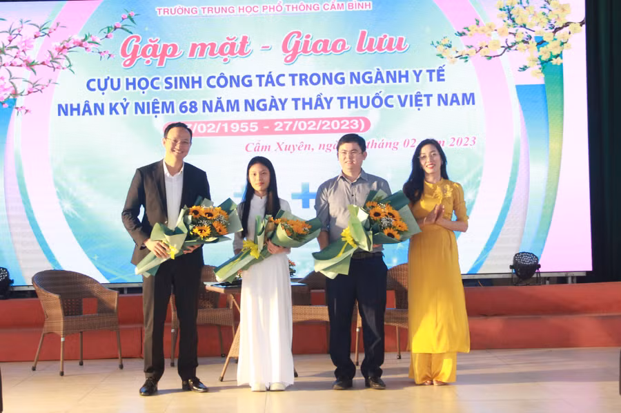 Tặng hoa cho khách mời giao lưu tọa đàm (Ảnh: Hồ Tứ).