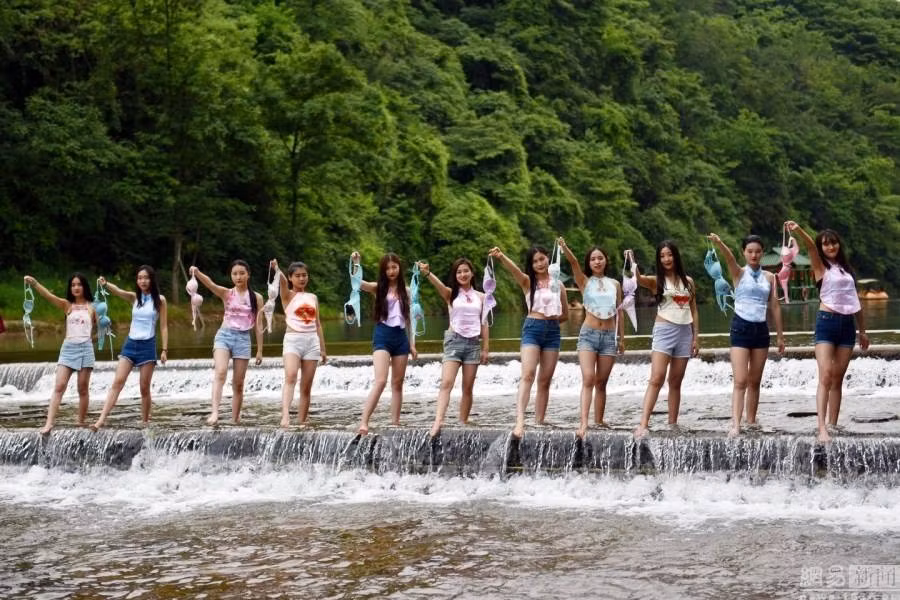 Nữ sinh viên Trung Quốc thi nhau tung áo ngực để chống ung thư ảnh 2