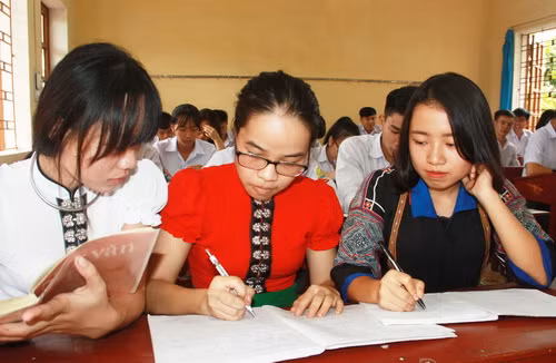 Trường THPT Nghĩa Lộ chú trọng dạy học sát đối tượng tăng cường giúp đỡ học sinh yếu kém. Trường THPT Nghĩa Lộ chú trọng dạy học sát đối tượng tăng cường giúp đỡ học sinh yếu kém.