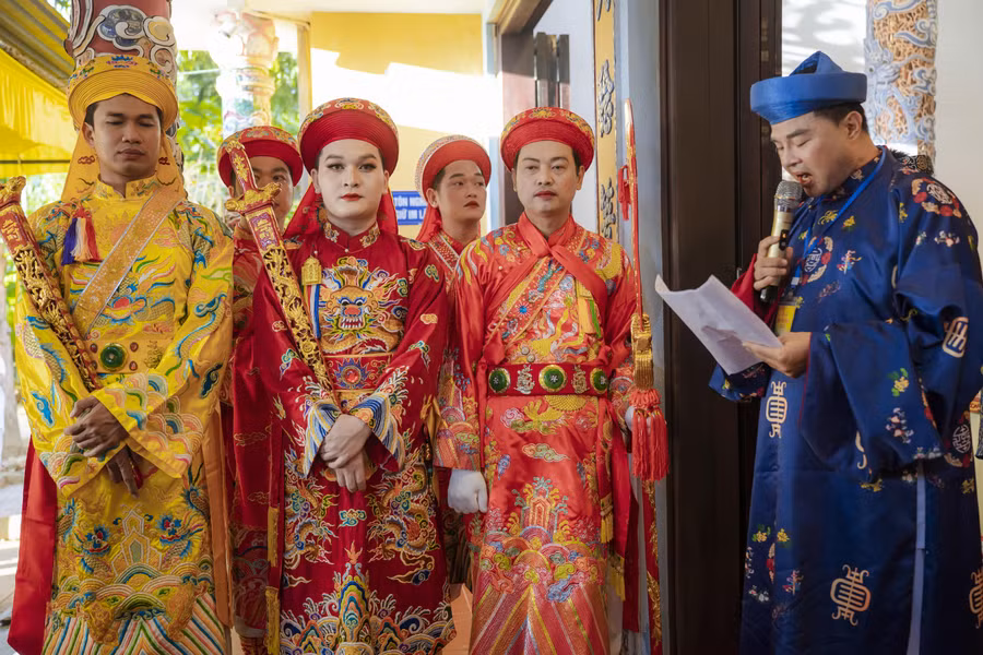Hóa thân vào các nhân vật tín ngưỡng với những bộ trang phục mang đậm nét văn hóa dân gian.