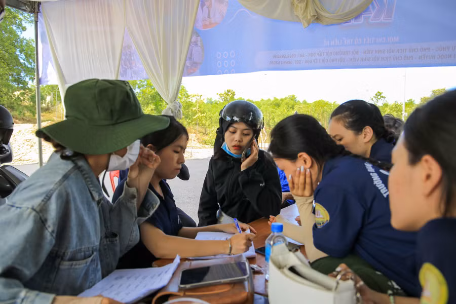 Tư vấn, hỗ trợ tìm trọ cũng như thủ tục nhập học cho tân sinh viên.