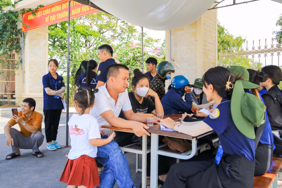 Phụ huynh và tân sinh viên tới Huế rất vui mừng, phấn khởi khi có sự hỗ trợ nhiệt tình từ Đội tiếp đón.