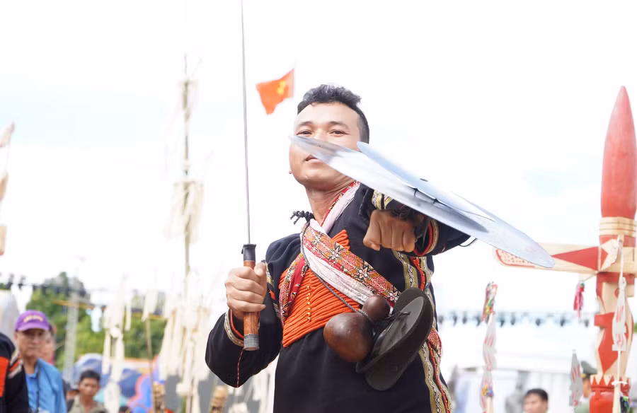 Y Quan múa khil để chống đỡ, bảo vệ, thị uy những thế lực xấu làm hại buôn làng. Ảnh: Dung Nguyễn
