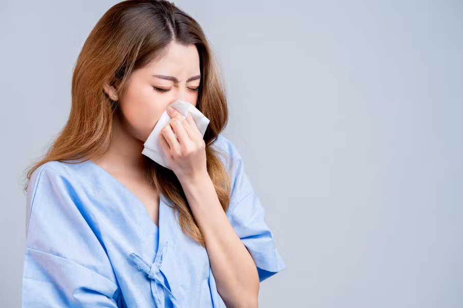 Viêm mũi gây khó chịu cho người bệnh, làm giảm hiệu quả học tập và công việc. Ảnh minh họa: ITN Viêm mũi gây khó chịu cho người bệnh, làm giảm hiệu quả học tập và công việc. Ảnh minh họa: ITN