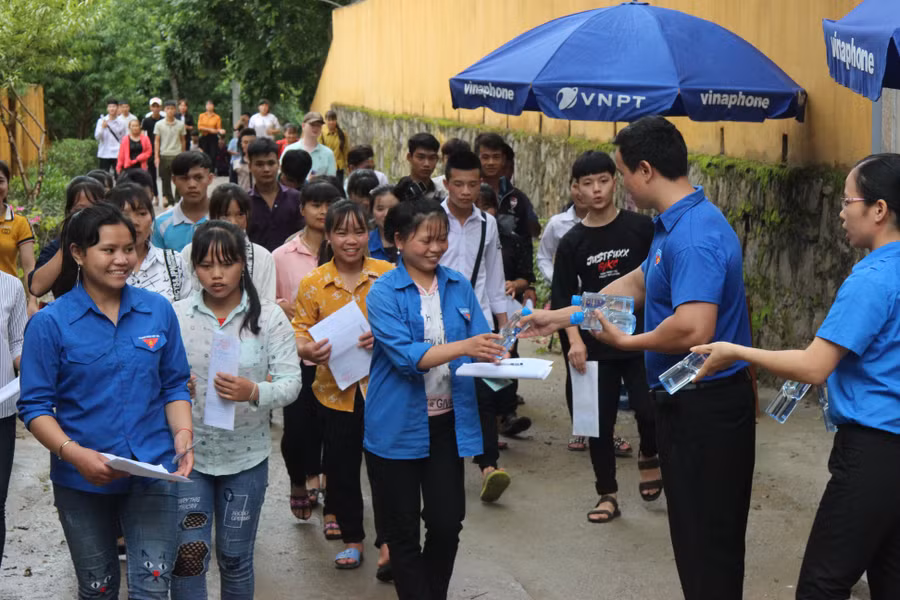 Thí sinh được lực lượng Đoàn thanh niên quan tâm trong quá trình diễn ra Kỳ thi THPT quốc gia 2019