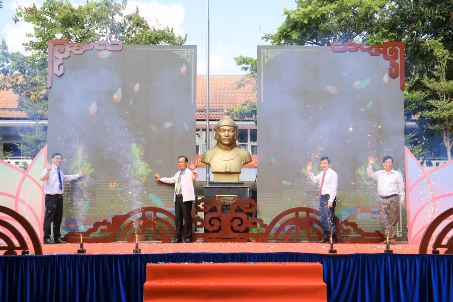 Các đại biểu nhấn nút khai mạc Hội trại thanh thiếu niên các nước Đông Nam Á. Các đại biểu nhấn nút khai mạc Hội trại thanh thiếu niên các nước Đông Nam Á.