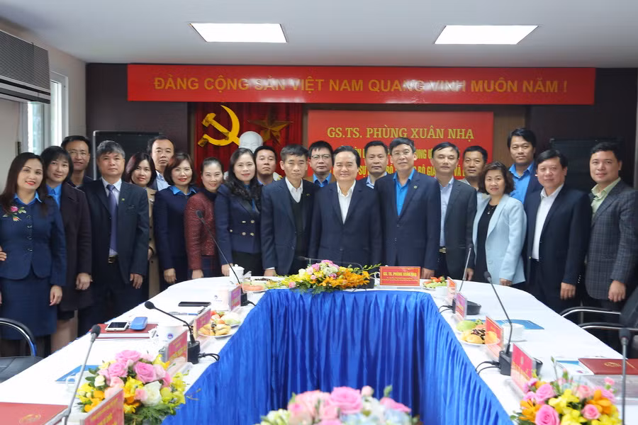 Bộ trưởng Phùng Xuân Nhạ với các vị đại biểu, BCH CĐGDVN tại buổi làm việc. Ảnh Bá Hải