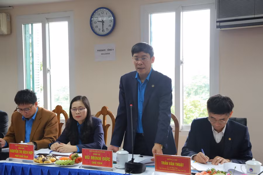 Ông Vũ Minh Đức báo cáo tại buổi làm việc. Ảnh: Bá Hải