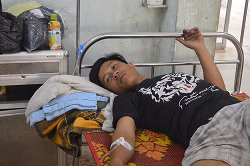 Một công nhân bị thương kể lại sự việc. Ảnh: Quang Hà aDSC-0265-5612-1430303937.jpg