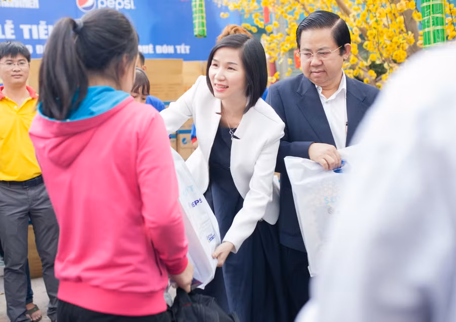 Ngoài việc tặng vé xe miễn phí, ban tổ chức còn gửi tới người tham dự những món quà ý nghĩa, giúp họ có thể đón một cái Tết ấm áp bên gia đình. Ngoài việc tặng vé xe miễn phí, ban tổ chức còn gửi tới người tham dự những món quà ý nghĩa, giúp họ có thể đón một cái Tết ấm áp bên gia đình.
