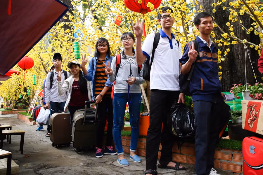 “Chuyến xe mùa xuân - Tết sum vầy” là chương trình do nhãn hàng Pepsi thuộc Công ty TNHH Nước giải khát Suntory PepsiCo Việt Nam kết hợp cùng báo Thanh niên và Trung tâm hỗ trợ học sinh, sinh viên TP HCM tổ chức. Theo đó, 5.000 sinh viên, công nhân, những người có hoàn cảnh khó khăn đã sẽ được hỗ trợ vé xe từ TP HCM, Hà Nội và Đà Nẵng về quê đón Tết sum vầy. “Chuyến xe mùa xuân - Tết sum vầy” là chương trình do nhãn hàng Pepsi thuộc Công ty TNHH Nước giải khát Suntory PepsiCo Việt Nam kết hợp cùng báo Thanh niên và Trung tâm hỗ trợ học sinh, sinh viên TP HCM tổ chức. Theo đó, 5.000 sinh viên, công nhân, những người có hoàn cảnh khó khăn đã sẽ được hỗ trợ vé xe từ TP HCM, Hà Nội và Đà Nẵng về quê đón Tết sum vầy.