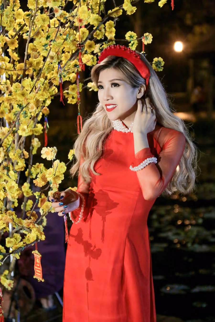Hòa trong không khí mùa xuân, Trang Pháp chọn những bộ áo dài rực rỡ, sắc màu để quay MV. Cô cho biết, Tết chưa đến nhưng trong lòng thấy xốn xang vô cùng. Hòa trong không khí mùa xuân, Trang Pháp chọn những bộ áo dài rực rỡ, sắc màu để quay MV. Cô cho biết, Tết chưa đến nhưng trong lòng thấy xốn xang vô cùng.