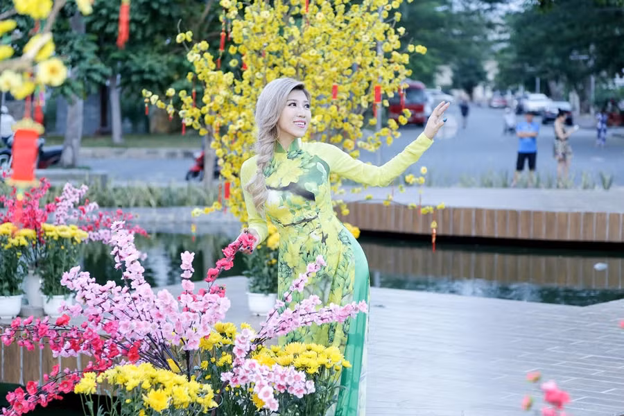 Trước đến nay, Trang Pháp và nhạc sĩ Dương Khắc Linh gắn bó bên nhau cả trong công việc và ngoài đời nhưng cô chưa từng hát sáng tác của anh. Đây là lần đầu tiên cô thể hiện bài hát của bạn trai. Trước đến nay, Trang Pháp và nhạc sĩ Dương Khắc Linh gắn bó bên nhau cả trong công việc và ngoài đời nhưng cô chưa từng hát sáng tác của anh. Đây là lần đầu tiên cô thể hiện bài hát của bạn trai.