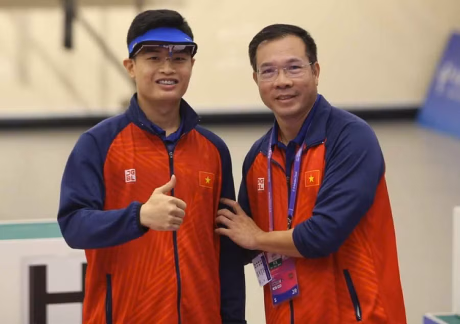 HLV Hoàng Xuân Vinh và học trò Quang Huy.