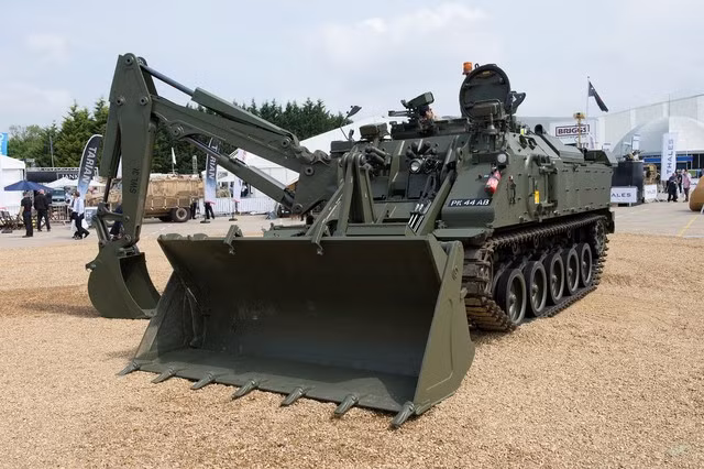  Được giới thiệu lần đầu tại triển lãm DSEI 2013, Terrier đã nhanh chóng nhận được sự chú ý từ nhiều nước. Sau đó Quân đội Anh đã quyết định mua 60 chiếc nhằm thay thế cho những cỗ xe công binh già cỗi FV 180 được biên chế từ năm 1976. 