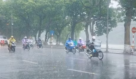 Người dân đề phòng mưa dông Người dân đề phòng mưa dông