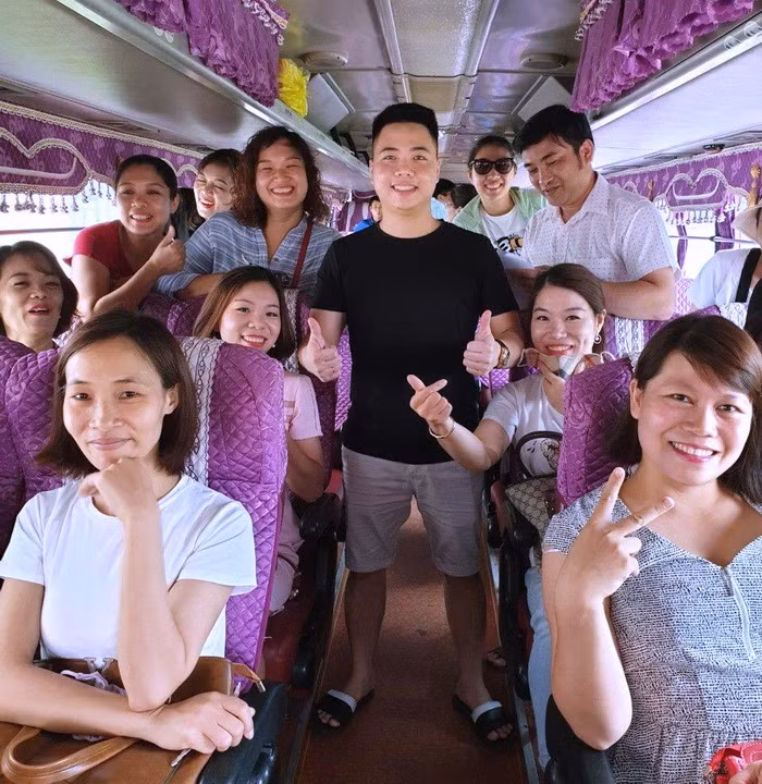 Giảng viên Trường ĐH Khoa học trên xe đến điểm thi làm nhiệm vụ.