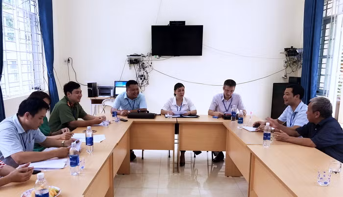 Buổi làm việc đầu tiên của cán bộ điểm thi xa nhất, cách Trường ĐH Kỹ thuật Công nghiệp - tỉnh Thái Nguyên 350 km - tại Trường THPT Bảo Lâm (huyện Bảo Lâm- Cao Bằng)