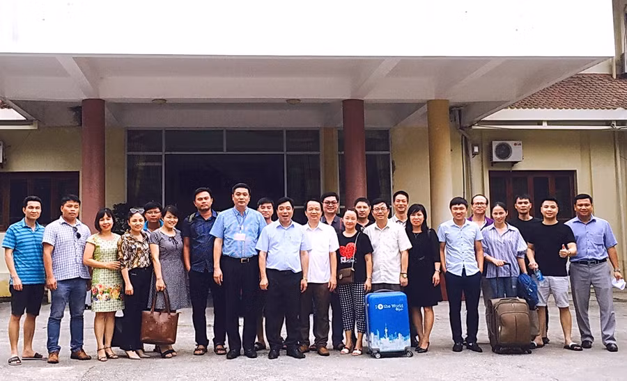 Cán bộ, giảng viên Trường ĐH Khoa học trước giờ lên xe đến các điểm thi trong kỳ thi THPT quốc gia năm 2019
