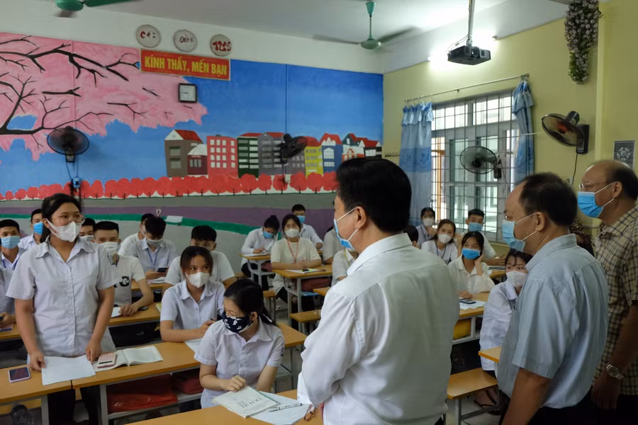 Thứ trưởng Bộ GD&amp;ĐT Nguyễn Hữu Độ động viên HS khối 12 Trường THPT Bạch Đằng (Quảng Ninh) ôn tập tốt trước khi bước vào Kỳ thi.