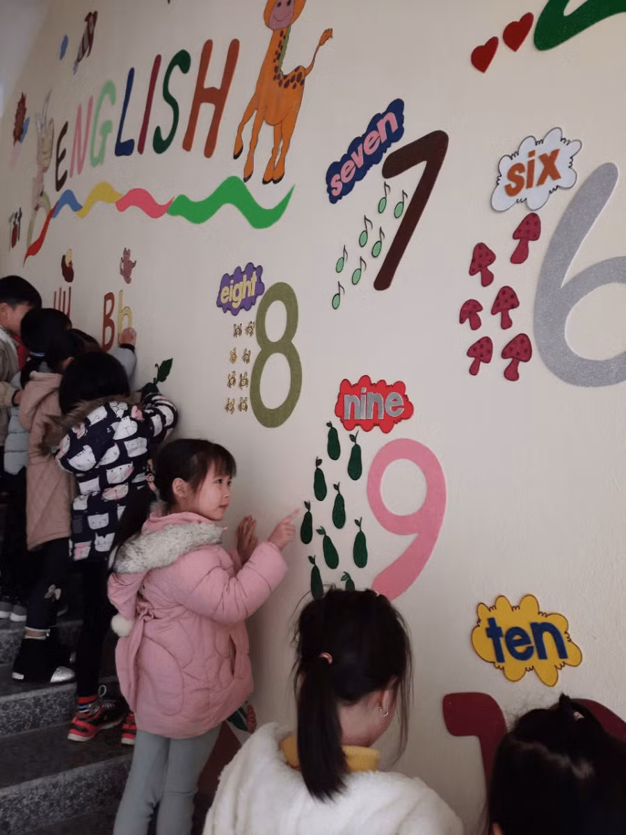 Trẻ làm quen tiếng Anh sớm sẽ tăng cường khả năng giao tiếp.