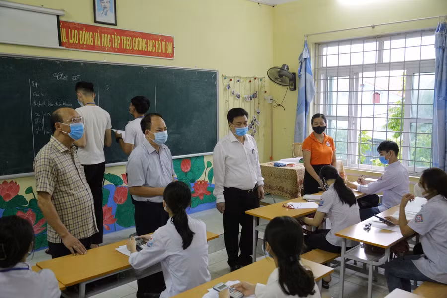 Thứ trưởng Nguyễn Hữu Độ kiểm tra chuẩn bị Kỳ thi tốt nghiệp THPT năm 2021 tại trường THPT Bạch Đằng. 