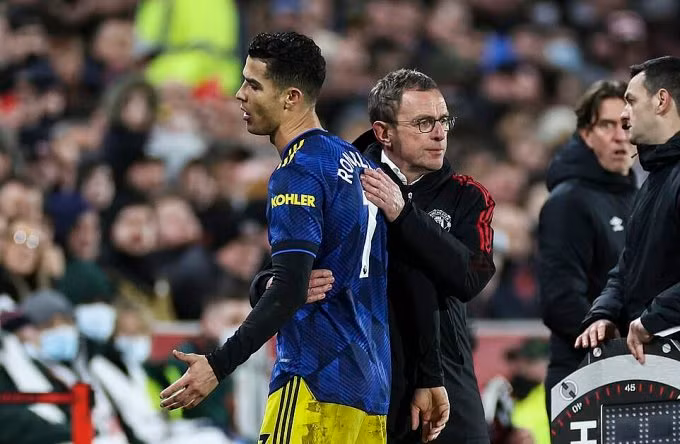 Ronaldo không hài lòng khi bị rút khỏi sân trong trận thắng đi vào lịch sử của Man Utd.