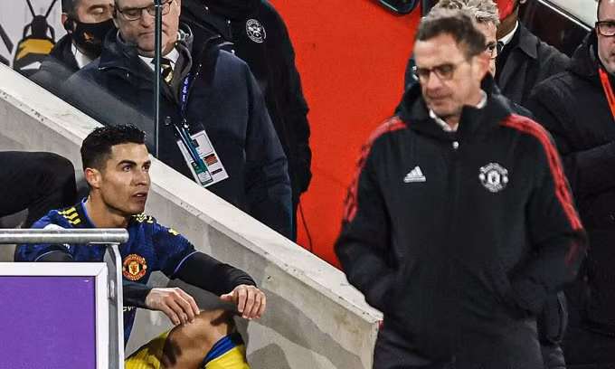 Ronaldo nguôi giận khi Rangnick đến giải thích vì sao rút anh ra nghỉ.