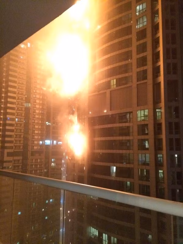 Hàng trăm người sống ở tòa nhà Marina Torch ở thành phố Dubai,Các tiểu vương quốc Arab thống nhất (UAE), đã phải sơ tán khẩn cấp hôm 21/2 vì vụ hỏa hoạn bao trùm một phần công trình. Ảnh lửa bao trùm tòa chung cư cao nhất thế giới